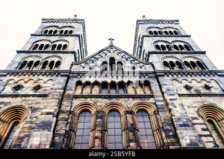 Façade de la cathédrale de Lund, Suède Banque D'Images