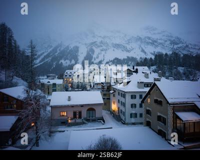 Sils im Engadin/Segl Suisse vue aérienne de la ville en hiver au crépuscule avec des paysages de montagne alpine enneigés Banque D'Images