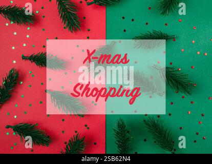 Arbre de Noël avec des feuilles vertes et un fond rouge avec les mots Xmas shopping écrit dessus. L'image a une ambiance festive et joyeuse Banque D'Images