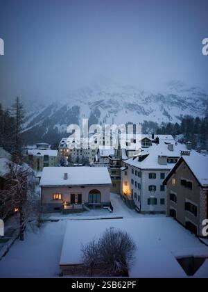Sils im Engadin/Segl Suisse vue aérienne de la ville en hiver au crépuscule avec des paysages de montagne alpine enneigés Banque D'Images