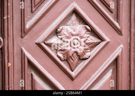 ornement de porte en bois avec motif floral. L'ornement est en bois et est décoré d'un motif floral. Banque D'Images