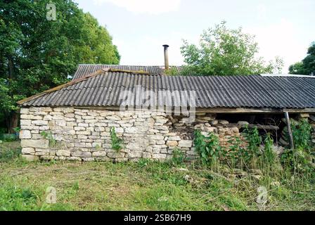 Bâtiment en pierre avec toit ondulé Banque D'Images