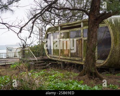 Wanli UFO Village (萬里飛碟屋) répliques de l'architecte finlandais Matti Suuronen Futuro House sur la côte de Taiwan Banque D'Images