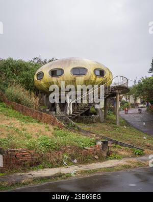 Wanli UFO Village (萬里飛碟屋) répliques de l'architecte finlandais Matti Suuronen Futuro House sur la côte de Taiwan Banque D'Images