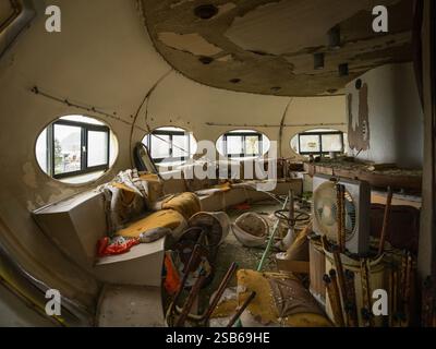 Wanli UFO Village (萬里飛碟屋) répliques de l'architecte finlandais Matti Suuronen Futuro House sur la côte de Taiwan Banque D'Images