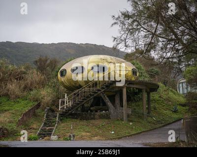 Wanli UFO Village (萬里飛碟屋) répliques de l'architecte finlandais Matti Suuronen Futuro House sur la côte de Taiwan Banque D'Images
