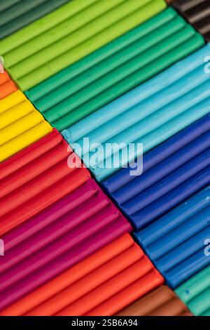 plasticine de différentes couleurs pour la modélisation, une simple plasticine colorée qui est utilisée dans la créativité des enfants Banque D'Images