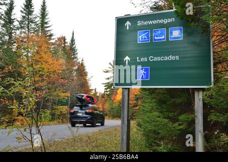 ST-MATHIEU DU PARC, QUÉBEC, CANADA - 5 octobre 2024 - panneau routier Shewenegan les Cascades. Parc la Mauricie Canada à l'automne Banque D'Images