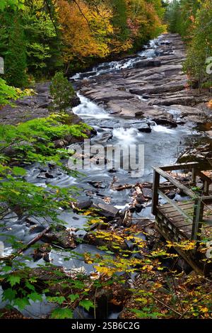 La Mauricie Canada Park les Cascades pendant la saison d'automne. Longue exposition du sentier de cascade du parc national de la Mauricie. Banque D'Images