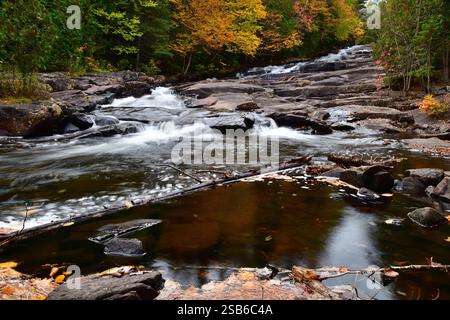 La Mauricie Canada Park les Cascades pendant la saison d'automne. Longue exposition du sentier de cascade du parc national de la Mauricie. Banque D'Images