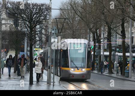 Dublin, Irlande - 28 janvier 2025 - un Luas s'arrête sur O'Connell Street pendant un après-midi pluvieux dans la ville de Dublin Banque D'Images