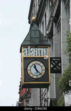 Dublin, Irlande - 28 janvier 2025 - horloge d'Eason visible au-dessus de l'entrée principale de la librairie Eason sur O'Connell Street dans la ville de Dublin Banque D'Images