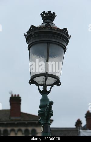 Dublin, Irlande - 28 janvier 2025 - un lampadaire sur le pont Grattan dans la ville de Dublin un jour couvert Banque D'Images