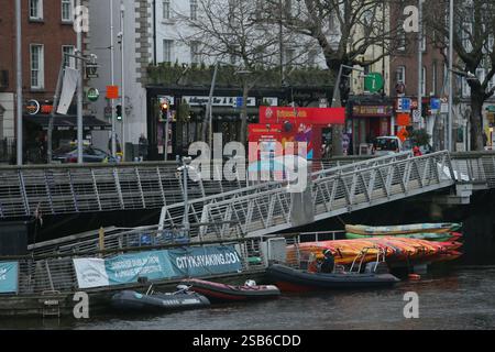 Dublin, Irlande - 28 janvier 2025 - une passerelle menant de la promenade à un quai pour kayaks le long de la rivière Liffey à Dublin Banque D'Images