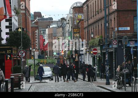 Dublin, Irlande - 28 janvier 2025 - les gens marchent à travers Temple Bar dans la ville de Dublin pendant un après-midi pluvieux Banque D'Images