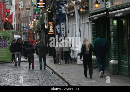 Dublin, Irlande - 28 janvier 2025 - les gens marchent à travers Temple Bar dans la ville de Dublin pendant un après-midi pluvieux Banque D'Images