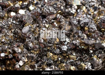 Fleur minérale de pyrite couleur noire et dorée Soft Focus gros plan, structure abstraite Banque D'Images