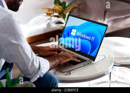 Logo Windows 11 sur l'écran de l'ordinateur portable. Utilisateur avec le système d'exploitation le plus populaire de Microsoft. Rosario, Argentine - 01 février 2025. Banque D'Images