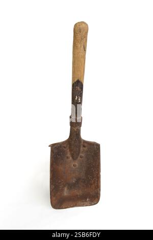 Pelle militaire vintage courte avec bords usés et motif rouille, isolée sur blanc Banque D'Images