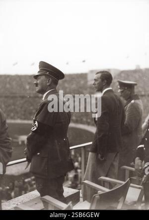 Adolf Hitler dans les tribunes des Jeux olympiques de 1936 à Berlin. Les Jeux olympiques de 1936 à Berlin sous la dictature nazie d'Adolf Hitler étaient plus qu'un événement sportif mondial, ils étaient aussi un spectacle de propagande nazie. Banque D'Images