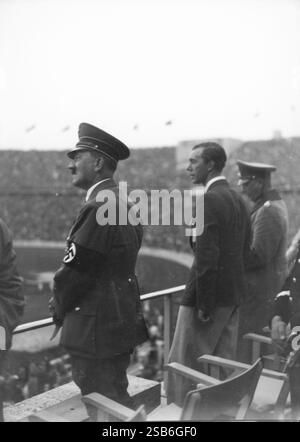 Adolf Hitler dans les tribunes des Jeux olympiques de 1936 à Berlin. Les Jeux olympiques de 1936 à Berlin sous la dictature nazie d'Adolf Hitler étaient plus qu'un événement sportif mondial, ils étaient aussi un spectacle de propagande nazie. Banque D'Images