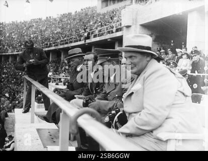 Adolf Hitler dans les tribunes des Jeux olympiques de 1936 à Berlin. Les Jeux olympiques de 1936 à Berlin sous la dictature nazie d'Adolf Hitler étaient plus qu'un événement sportif mondial, ils étaient aussi un spectacle de propagande nazie. Banque D'Images