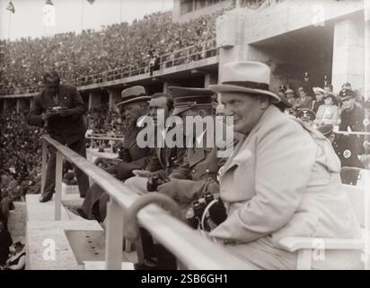 Adolf Hitler dans les tribunes des Jeux olympiques de 1936 à Berlin. Les Jeux olympiques de 1936 à Berlin sous la dictature nazie d'Adolf Hitler étaient plus qu'un événement sportif mondial, ils étaient aussi un spectacle de propagande nazie. Banque D'Images