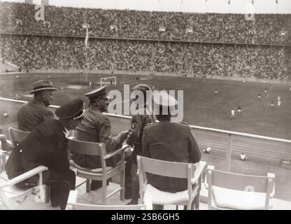 Adolf Hitler dans les tribunes des Jeux olympiques de 1936 à Berlin. Les Jeux olympiques de 1936 à Berlin sous la dictature nazie d'Adolf Hitler étaient plus qu'un événement sportif mondial, ils étaient aussi un spectacle de propagande nazie. Banque D'Images