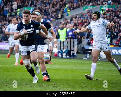 Huw Jones court pour marquer contre l'Italie dans le match de rugby Scotland vs Italy 6 Nations, Édimbourg, Écosse, 1er février 2025, crédit : Samuel Wardle/Alamy Live News Banque D'Images