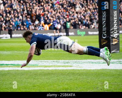 Huw Jones court pour marquer contre l'Italie dans le match de rugby Scotland vs Italy 6 Nations, Édimbourg, Écosse, 1er février 2025, crédit : Samuel Wardle/Alamy Live News Banque D'Images