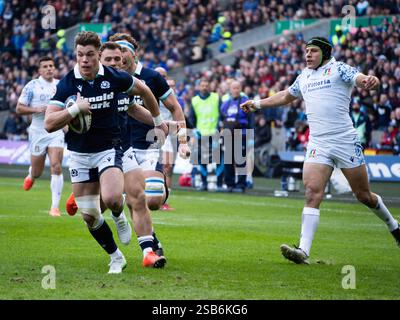 Huw Jones court pour marquer contre l'Italie dans le match de rugby Scotland vs Italy 6 Nations, Édimbourg, Écosse, 1er février 2025, crédit : Samuel Wardle/Alamy Live News Banque D'Images