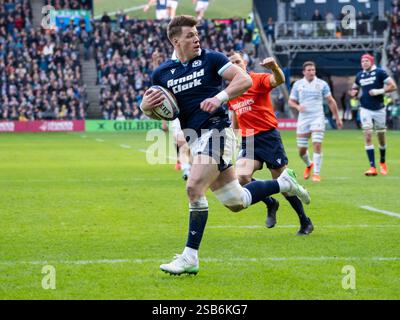 Huw Jones court pour marquer contre l'Italie dans le match de rugby Scotland vs Italy 6 Nations, Édimbourg, Écosse, 1er février 2025, crédit : Samuel Wardle/Alamy Live News Banque D'Images