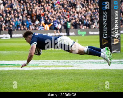 Huw Jones court pour marquer contre l'Italie dans le match de rugby Scotland vs Italy 6 Nations, Édimbourg, Écosse, 1er février 2025, crédit : Samuel Wardle/Alamy Live News Banque D'Images