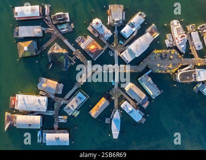 Photo drone de péniches hébergées à Sausalito, Californie. Banque D'Images