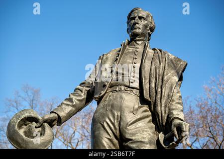 WASHINGTON DC — la statue du général Jose Gervasio Artigas se trouve sur Constitution Avenue et dix-huitième rue NW. Créé en 1950 par le sculpteur uruguayen Juan M. Blanes, ce monument en bronze de 9 pieds a été un cadeau diplomatique de l'Uruguay aux États-Unis. La statue honore le père fondateur de l'Uruguay et le représente en tenue militaire, commémorant son rôle dans l'établissement de l'indépendance uruguayenne. Banque D'Images
