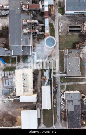 Vue aérienne d'une grande cheminée de centrale thermique à Burgas, Bulgarie Banque D'Images