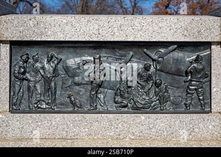 WASHINGTON DC — le bas-relief en bronze représentant des bombardiers B-17 « Flying Fortress » et d'autres avions alliés pendant les opérations de la seconde Guerre mondiale fait partie du Mémorial national de la seconde Guerre mondiale sur le National Mall. Créée par le sculpteur Ray Kaskey, cette œuvre d'art est l'un des 24 panneaux de bronze illustrant à la fois des scènes de bataille et des activités de front de maison le long de l'entrée cérémonielle du mémorial. Les bas-reliefs du théâtre atlantique commémorent spécifiquement la campagne de guerre aérienne où les bombardiers alliés ont ciblé les infrastructures et les usines ennemies, faisant souvent face à des pertes dévastatrices des chasseurs ennemis et des fi anti-aériens Banque D'Images