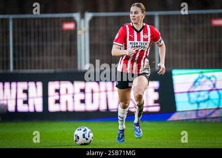 Eindhoven, pays-Bas. 1er février 2025. EINDHOVEN, PAYS-BAS - 1er FÉVRIER : Gwyneth Hendriks du PSV court avec le ballon lors du match Néerlandais Azerion Women's Eredivisie entre le PSV et le FC Twente au PSV Campus de Herdgang le 1er février 2025 à Eindhoven, pays-Bas. (Photo de Joris Verwijst/Orange Pictures) crédit : Orange pics BV/Alamy Live News Banque D'Images