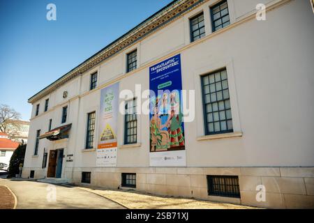 Musée d'art des Amériques Washington DC / WASHINGTON DC, États-Unis — le Musée d'art des Amériques, créé en 1976, est logé dans le bâtiment du siège de l'Organisation des États américains sur Constitution Avenue dans le quartier de Foggy Bottom. Le musée détient l'une des plus grandes collections au monde d'art moderne et contemporain d'Amérique latine et des Caraïbes, avec des œuvres couvrant le début du XXe siècle à nos jours. Il sert de pont culturel vital entre l'Amérique du Nord et l'Amérique du Sud, présentant à la fois des maîtres établis et des voix émergentes de tout l'hémisphère. Banque D'Images