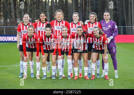 Eindhoven, pays-Bas. 1er février 2025. Eindhoven, pays-Bas, 1er février 2025 : les joueurs du PSV prennent une photo de groupe avant le match de football Azerion Vrouwen Eredivisie entre le PSV et Twente au de Herdgang à Eindhoven, pays-Bas. (Leiting Gao/SPP) crédit : photo de presse sportive SPP. /Alamy Live News Banque D'Images