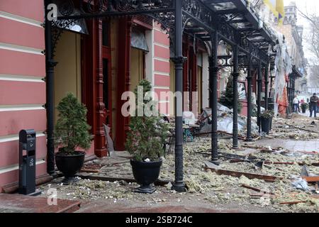Odessa, Ukraine. 1er février 2025. L'hôtel Bristol endommagé sur la rue Italianskaya. L'héritage de l'attaque de missiles a causé de graves dommages à l'hôtel Bristol qui a été construit en 1898-1899 sous le projet de l'architecte Oleksandr Bernardazzi. Des explosions aux musées littéraire, historique et d'histoire locale, archéologique, d'Art occidental et oriental ainsi qu'à la salle Philharmonique ont brisé le verre et endommagé les façades. Sept personnes ont été blessées. (Photo de Viacheslav Onyshchenko/SOPA images/SIPA USA) crédit : SIPA USA/Alamy Live News Banque D'Images