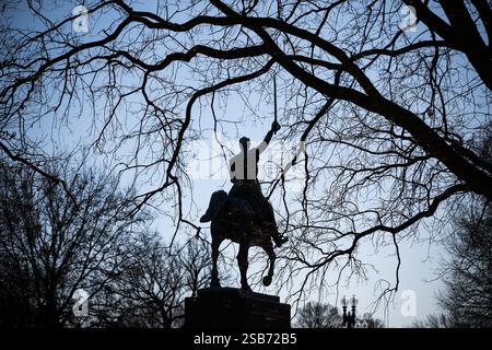 Simón Bolívar Statue équestre Washington DC // WASHINGTON DC — la statue équestre de Simón Bolívar se dresse près du bâtiment du Département de l'intérieur des États-Unis sur Virginia Avenue. Le monument en bronze, créé par Felix de Weldon, représente le libérateur sud-américain à cheval. Cette statue était un cadeau du Venezuela aux États-Unis. Banque D'Images