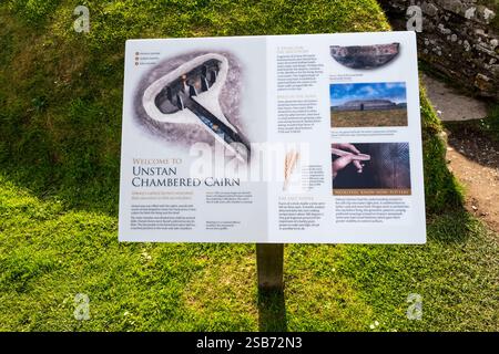 Panneau d'interprétation au cairn chambré d'Unstan dans les Orcades. Banque D'Images