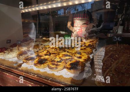 Pastéis de nata (tartes traditionnelles portugaises à la crème anglaise) en vente un marché à Funchal, Madère, Portugal Banque D'Images