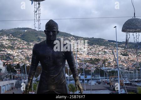 Statue de son footballeur Cristiano Ronaldo devant le musée CR7 dédié à sa carrière, sur le port de Funchal, Madère, Portugal. Banque D'Images
