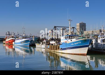 Le Havre, France - 16 janvier 2025 : bateaux de pêche au chalut dans le port du Havre Banque D'Images