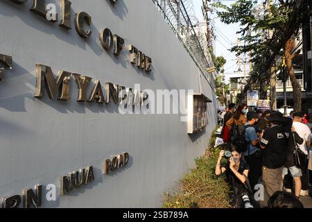 Bangkok, Thaïlande. 1er février 2025. BANGKOK, THAÏLANDE 01 février 2025 - des activistes ont organisé un événement intitulé « 4 ans de coup d’État au Myanmar, 4 ans de massacre » devant l’ambassade du Myanmar en Thaïlande. (Photo de Teera Noisakran/Sipa USA) crédit : Sipa USA/Alamy Live News Banque D'Images