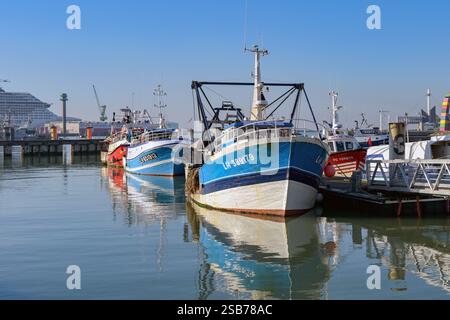 Le Havre, France - 16 janvier 2025 : bateaux de pêche au chalut dans le port du Havre Banque D'Images