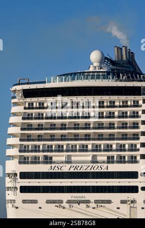 Le Havre, France - 16 janvier 2025 : vue arrière du bateau de croisière MSC Preziosa. Banque D'Images