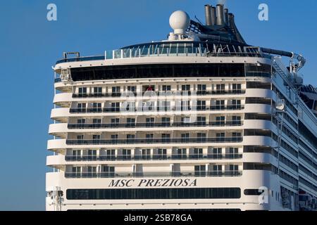 Le Havre, France - 16 janvier 2025 : vue arrière du bateau de croisière MSC Preziosa. Banque D'Images